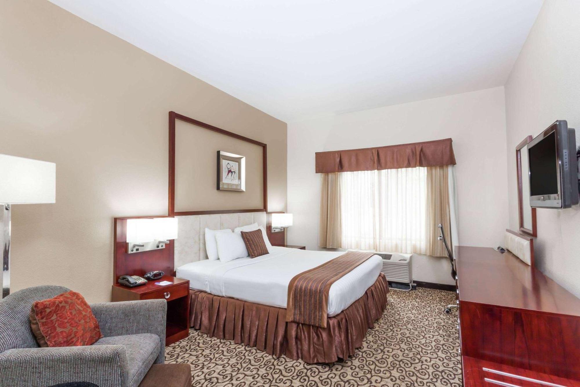 Baymont By Wyndham Columbia Fort Jackson Esterno foto