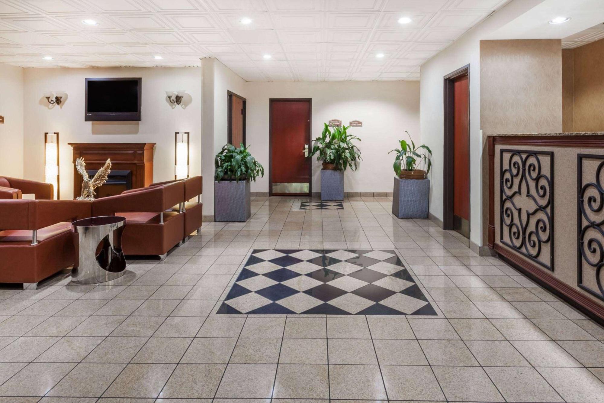 Baymont By Wyndham Columbia Fort Jackson Esterno foto