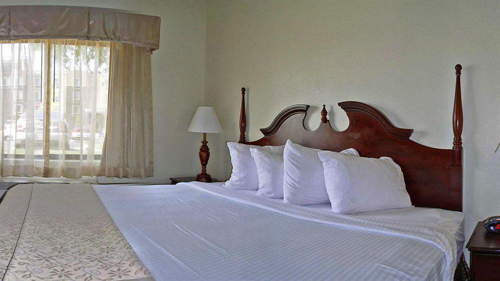 Baymont By Wyndham Columbia Fort Jackson Esterno foto